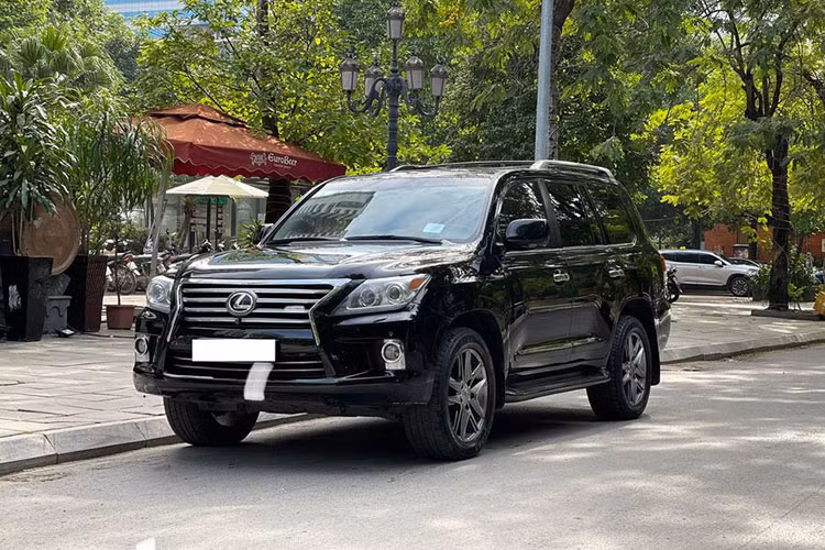Giá xe Lexus LX570 phiên bản mới nhất đang được bán chính hãng tại Việt Nam ở mức khoảng 8,34 tỷ đồng. Chiếc xe trong bài viết này là phiên bản 2010 được chủ nhân chào bán với giá hơn 2,5 tỷ đồng - khá cao so với một chiếc xe SUV hạng sang LX750 đã qua sử dụng 11 năm, tuy nhiên nó lại luôn được người dùng Việt ưa chuộng.