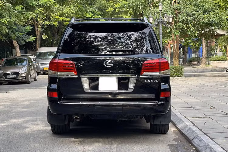 Đèn hậu ứng dụng toàn bộ công nghệ LED được bố trí bằng 4 dải đèn tập trung mang lại cho chiếc xe hơi thở của công nghệ hiện đại. Mặc dù đã được tiến hành nâng cấp sang trọng hơn trước, nhưng LX570 vẫn luôn có đầy đủ đặc trưng off-road, móc kéo trên thanh cản sau được giữ lại hoàn toàn nhằm đảm bảo tính việt dã nguyên bản của một chiếc SUV, tay nắm cửa và bậc bước lên xuống to hơn phong cách đậm chất Mỹ.