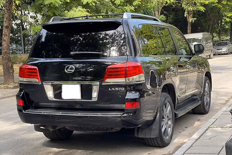 Ở thời điểm mới ra mắt, LX570 được coi là mẫu SUV cỡ lớn sang trọng, chiến lược của Lexus nhằm vào thị trường Mỹ, kế thừa xuất sắc tính năng việt dã của LX470, nhưng cũng không thiếu đi sự sang trọng của một chiếc sedan LS. Đáng chú ý, những trang bị an toàn của xe cũng không hề thua kém những mẫu xe đời mới hiện nay.