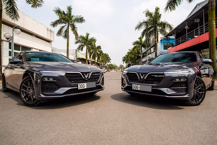 VinFast Lux A2.0 sedan mới là mẫu xe 5 chỗ, được trang bị khối động cơ I4 DOHC 2.0L sản sinh công suất tối đa 174 mã lực, mô-men xoắn cực đại 300Nm ở bản tiêu chuẩn - và 228 mã lực, 350Nm ở bản cao cấp. Đi kèm hộp số ZF tự động 8 cấp, hệ thống treo trước, sau độc lập. Hiện tại, giá xe VinFast Lux A2.0 trong năm 2020 là 1,129 tỷ, 1,217 tỷ và 1,368 tỷ cho bản Tiêu chuẩn, Nâng cao và Cao cấp.