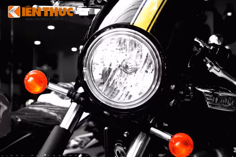Triumph Thruxton 2015 được trang bị bộ ốp ngoài cụm đèn pha mới với phong cách cafe racer.