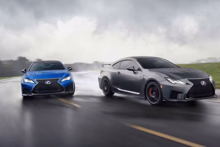 Tại thị trường Mỹ, giá xe Lexus RC F 2020 Track Hardcore bản cao cấp và mạnh mẽ nhất mức giá lên tới 96.650 USD (tương đương 2,247 tỷ đồng), đắt hơn 4.000 USD (khoảng 93 triệu đồng) so với một chiếc Lexus LC cơ sở bán ra từ 64.750 USD (khoảng 1,505 tỷ đồng). 