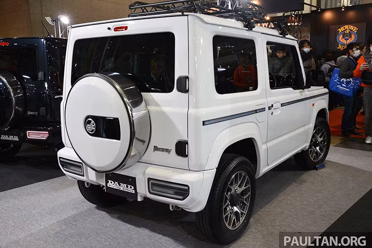 Chưa hết, bộ body kit Little G còn đưa đèn xi-nhan LED nằm dọc, đường màu đen chạy trên sườn xe, bậc bước lên/xuống mới, ống xả bên sườn và bộ vành hợp kim 8 chấu màu tối cho chiếc Suzuki Jimny 2019.