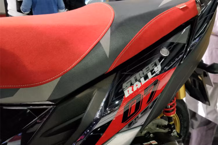 Yamaha Cygnus Ray ZR Street Rally mới sở hữu trọng lượng khá nhẹ chỉ 103 kg. Yên xe thiết kế chia đôi rõ ràng, phía dưới yên của xe là cốp đựng đồ dung tích 21 lít. Phía trước người lái là hộc đựng đồ bên phải là chìa khóa điện, bên trái có thêm tiện ích usb đề xạc các thiết bị di động.
