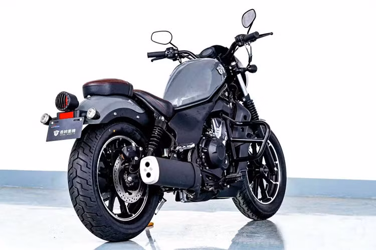 Khối động cơ trên mẫu xe môtô Xiang Shuai Cangyun tại Trung Quốc là loại Loncin KE500, 2 xy-lanh, sản sinh công suất 48 mã lực và mô-men xoắn cực đại 43 Nm. 