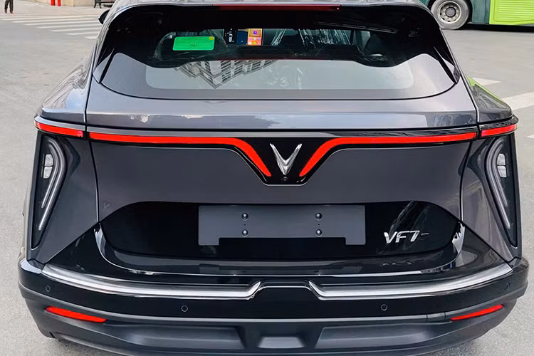 VinFast VF7 cũng được trang bị tính năng cảnh báo phương tiện cắt ngang phía sau, cảnh báo điểm mù, cảnh báo mở cửa, phanh tự động khẩn cấp phía trước, hệ thống camera 360 độ... Ngoài ra, hai phiên bản đều có trợ lý ảo với khả năng tương tác bằng giọng nói tiếng Việt đa vùng miền.