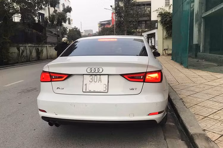 Xe được trang bị đèn định vị, đèn hậu, đèn phanh, đèn xi-nhan dạng LED. Mâm xe là loại 10 chấu đơn. Audi A3 sedan 2013 sở hữu kích thước chiều dài 4.460 mm, chiều rộng 1.800mm, chiều dài cơ sở 2.640mm, khoang chứa đồ dung tích 425 lít. Hệ thống ống xả kép đặt bên trái cản sau.