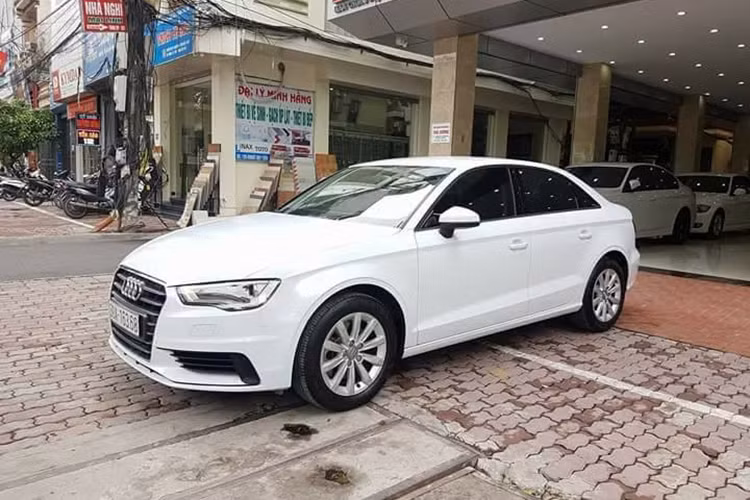 Như vậy với mức chào bán sau 4 năm sử dụng chỉ 870 triệu đồng, người dùng xe hiện đã mất đi một nửa giá trị so với thời điểm mua mới. Với mức tiền này hiện nay, chiếc Audi A3 trong bài viết chỉ ngang tầm với Toyota Corolla Altis hoặc Mazda3 mới cứng.