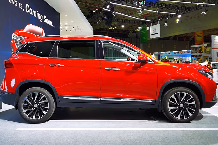 DongFeng là hãng sản xuất ôtô đến từ Trung Quốc, phổ biến ở Việt Nam với một số dòng xe tải nặng, máy móc nông nghiệp. Về ngoại hình, xe sở hữu thiết kế nhấn nhá khiến nhiều người lầm tưởng nó là một mẫu SUV đến từ Đức, xe có chiều dài 4,53 mét và chiều dài cơ sở là 2,72 mét.