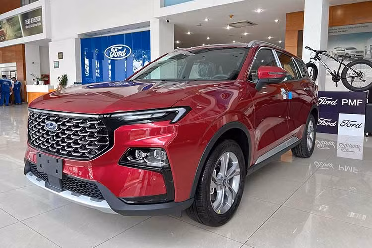 Đối với hãng xe Ford, khách hàng mua mẫu Territory trong tháng 11 này sẽ được hưởng 100% lệ phí trước bạ, tương đương với số tiền quy đổi là 82 - 112 triệu đồng (tùy từng địa phương). Giá xe sau ưu đãi chỉ còn dao động từ 740 - 823 triệu đồng.