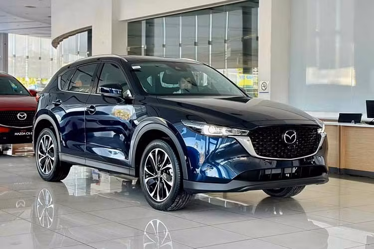 Ngoài việc cải thiện doanh số, nguyên nhân khiến các mẫu SUV/CUV cỡ C đồng loạt được ưu đãi ở thời điểm này là do muốn tăng sức cạnh tranh với hai mẫu Mazda CX-5 (749-999 triệu đồng) và Hyundai Tucson (769-899 triệu đồng).