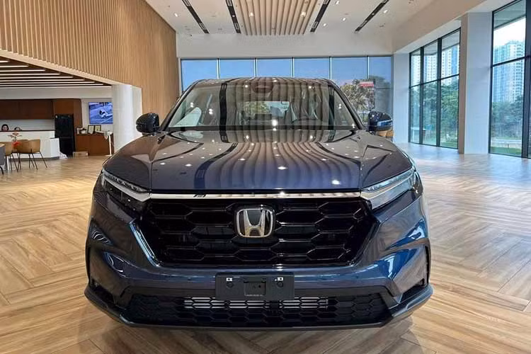 Vừa ra mắt vào cuối tháng 10, mẫu Honda CR-V 2024 cũng được một số đại lý chào bán với giá ưu đãi lên đến hàng chục triệu đồng. Cụ thể, tại Hà Nội, các bản G, L của CR-V 2024 được ưu đãi từ 35 - 40 triệu đồng tiền mặt, cùng gói phụ kiện có giá trị từ 60 - 80 triệu đồng.