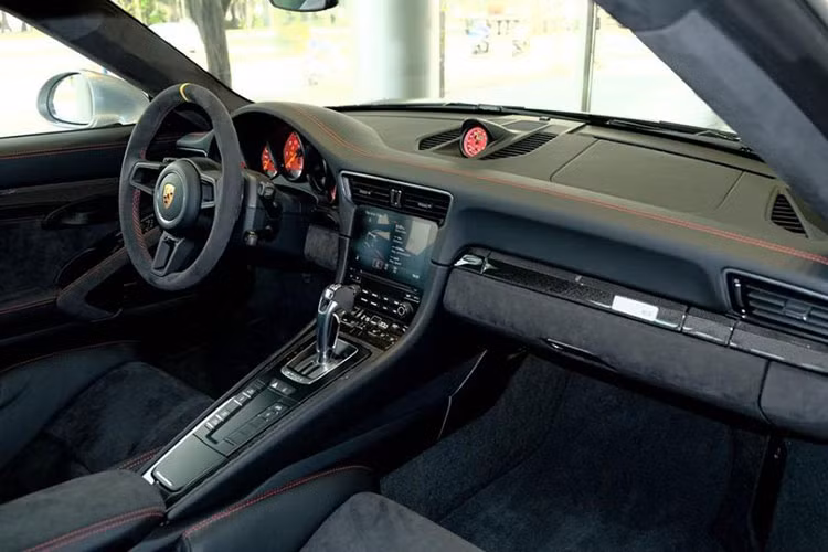 Nội thất của Porsche 911 GT2 RS vừa tìm thấy chủ tại Việt Nam được bọc da lộn tạo tông trầm, đi kèm đường chỉ đỏ tương phản. Vật liệu sợi carbon siêu nhẹ tiếp tục được sử dụng để tạo điểm nhấn thể thao, đồng thời làm giảm trọng lượng cho xe.