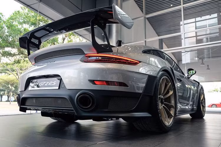 Những bộ phận mang tính khí động học trên siêu xe Porsche 911 GT2 RS mới đều được áp dụng loại vật liệu nhẹ này, bao gồm: hốc gió trên nắp ca-pô, cánh lướt gió phía trước và đuôi gió cỡ lớn ở phía sau.