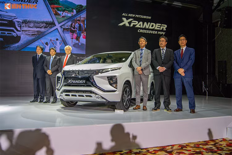 Hiện tượng xe Mitsubishi Xpander mới đang nhận được sự chào đón khá lớn từ khách hàng khiđi đầu trào lưu xe lai giữa SUV và MPV. Đối thủ của Toyota Rush ra mắt những ngày đầu tháng 8/2018, tuy nhiên do lượng xe nhập có hạn nên xe không đủ giao cho khách khiến Xpander chỉ bán ra 26 chiếc đến tay thượng đế. Tuy nhiên, tại thị trường Indonesia, mẫu xe này đang "cháy hàng" vì đây là nơi lắp ráp mẫu xe này.