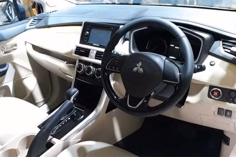 Bên trong, nội thất của mẫu Xpander mới sẽ chỉ có duy nhất trang bị ghế nỉ, chỉnh cơ. Trên phiên bản số tự động, Xpander được trang bị hệ thống giải trí với màn hình cảm ứng 6,2 inch, nút bấm khởi động, kiểm soát hành trình, vô-lăng tích hợp các chức năng và cần số bọc da. Còn bản số sàn, chiếc Crossover MPV này chỉ được trang bị hệ thống giải trí CD/MP3/USB...