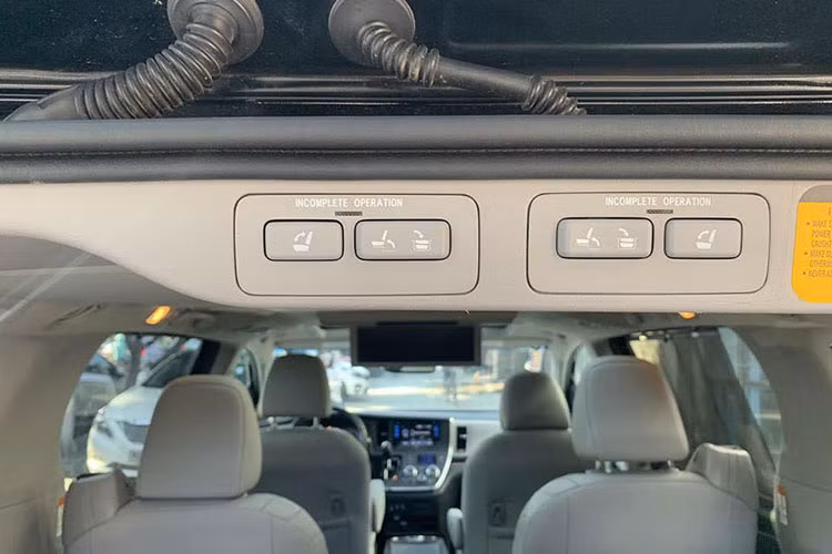 Để có thể di chuyển linh hoạt với trọng lượng hơn 2 tấn, Toyota Sienna được trang bị động cơ V6 3.5L, công suất 266 mã lực tại vòng tua máy 6.200 vòng/phút và mô-men xoắn cực đại 332 Nm tại 4.700 vòng/phút. Hộp số tự động 6 cấp với tính năng kiểm soát điện tử thông minh (ECT-i).