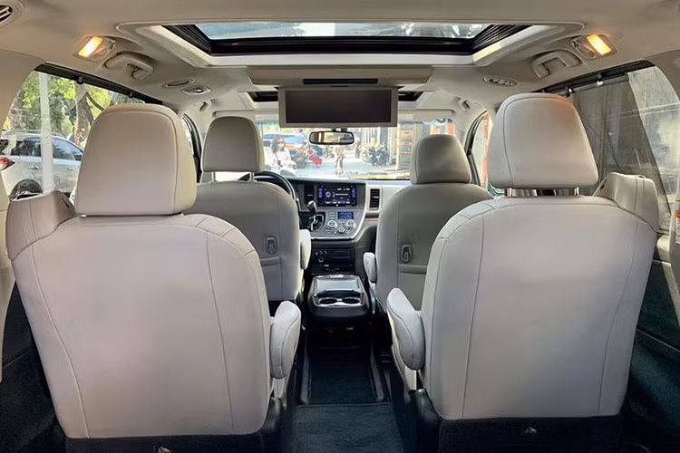 Xe được trang bị 2 cửa sổ trời với cửa sổ phía sau lớn hơn. Hàng ghế thứ 2 của xe được thiết kế tách rời, điều chỉnh cơ lên, xuống, gập lại cùng giá đỡ chân tiện dụng. Hàng ghế thứ 3 gồm 3 ghế có thiết kế 60 – 40 điều chỉnh điện hoàn toàn và có thể gập phẳng để mở rộng không gian chứa đồ phía sau bằng công tắc điện khá dễ dàng.