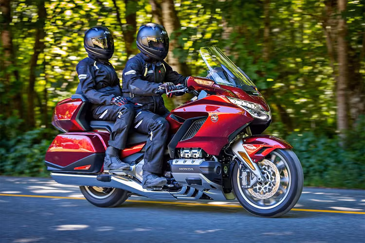 "Vua đường trường" Honda Goldwing 2018 sẽ được bán ra với tổng cộng 3 cấu hình: bản thường không có thùng phía sau hành khách, Goldwing Tour có thêm thùng với khả năng tháo rời và Goldwing Tour DCT "full option" với hộp số ly hợp kép và túi khí. Xe có giá từ 23.500 USD (khoảng 533 triệu đồng) cho bản tiêu chuẩn và 26.700 USD (tương đương khoảng 606 triệu đồng) cho bản Tour cao cấp.