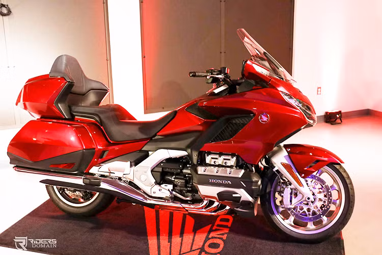 Với thiết kế gọn gàng, sắc nét mới Honda Goldwing 2018 - mẫu xe thế hệ thứ 6 này đã được cắt giảm trọng lượng chỉ còn 365 kg, giảm bớt 48 kg so với thế hệ trước. Honda cho biết với thiết kế mới đầy tính khí động học giúp cho hãng xe Nhật dù trang bị cho thế hệ mới bình xăng nhỏ hơn nhưng không làm giảm phạm vi hoạt động của xe.