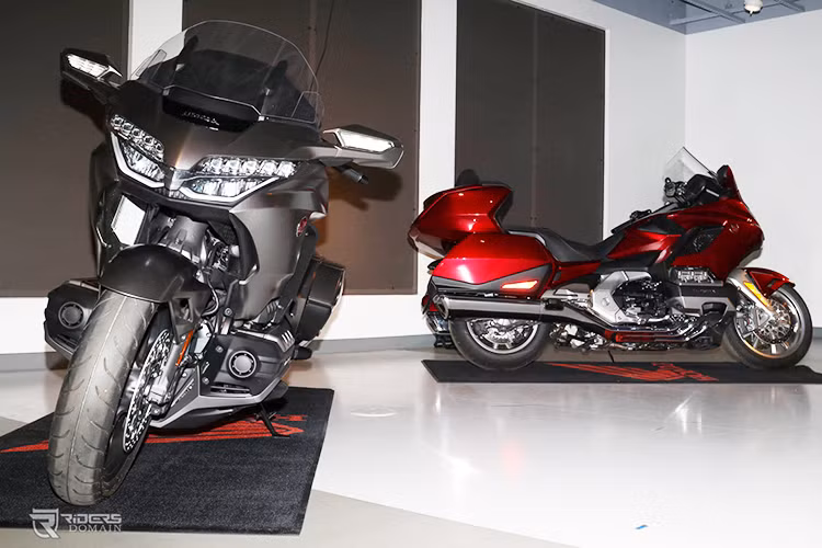 Honda Goldwing 2018 được trang bị kính chắn gió cỡ lớn. Bên cạnh đó, thay vì hướng gió vòng qua đầu người lái, kiểu dáng khí động học của Goldwing mới dẫn luồng gió qua các hốc trên thân xe, giúp người điều khiển được đón gió mát hơn và giảm hệ số cản khí động học của xe.