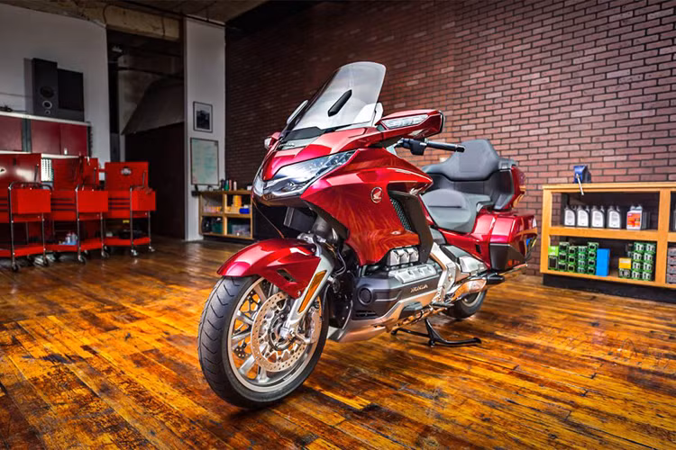 Honda cũng rất chú trọng tới các công nghệ hỗ trợ người lái và an toàn trên Goldwing thế hệ mới. Không chỉ có ABS với phanh trước sử dụng đĩa kép 320mm với 6 piston mỗi bên, trong khi phanh sau đường kính 316mm cũng có 3 piston. Đặc biệt trong trường hợp xảy ra va chạm, Honda Goldwing 2018 sẽ có túi khí bảo vệ người lái một cách an toàn.