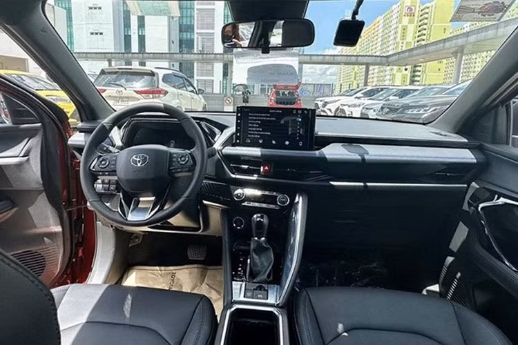 Ở bản 1.5 Hybrid, Toyota Yaris Cross 2023 sẽ dùng máy xăng 4 xi-lanh, dung tích 1.5L, tạo ra công suất tối đa 89 mã lực và mô-men xoắn cực đại 121 Nm. Động cơ kết hợp với mô-tơ điện mạnh 79 mã lực và 141 Nm, hộp số e-CVT cũng như pin lithium-ion.