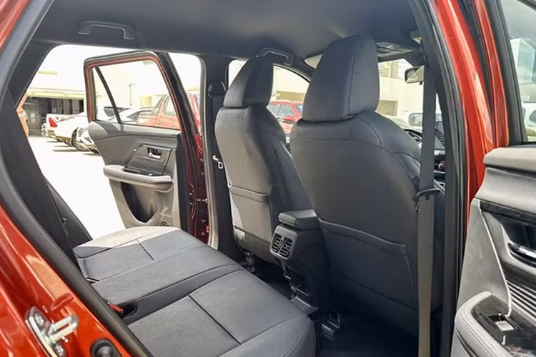 Ngoài ra, đại lý còn hé lộ thêm một số trang bị sẽ có trên Toyota Yaris Cross 2023 ở Việt Nam. Theo đó, mẫu SUV cỡ B này sẽ được trang bị đèn pha LED, vành hợp kim 17 - 18 inch (tùy phiên bản) và cửa cốp chỉnh điện, tích hợp cảm biến đá cốp. 