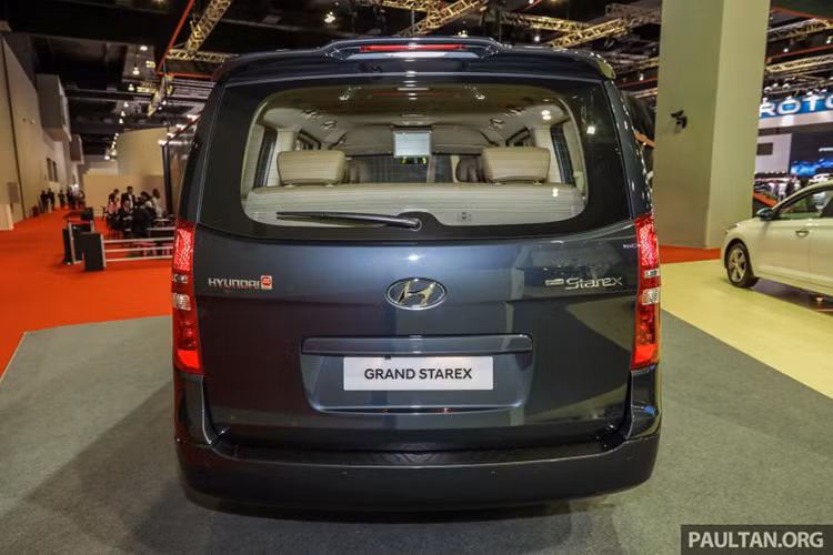 Tại thị trường Malaysia, giá xe Hyundai Grand Starex 2.5 CRDI VGT Executive bản nâng cấp 2019 đã tăng 3.000 RM, với giá bán ra từ 148.888 RM (khoảng 830 triệu đồng) lên 151.888 RM (khoảng 846,9 triệu đồng).