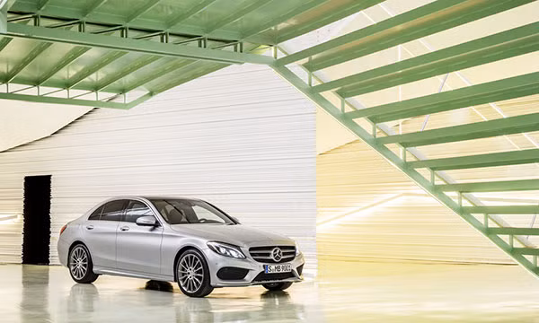 Mercedes-Benz thang lon trong thang 4 nho C-Class