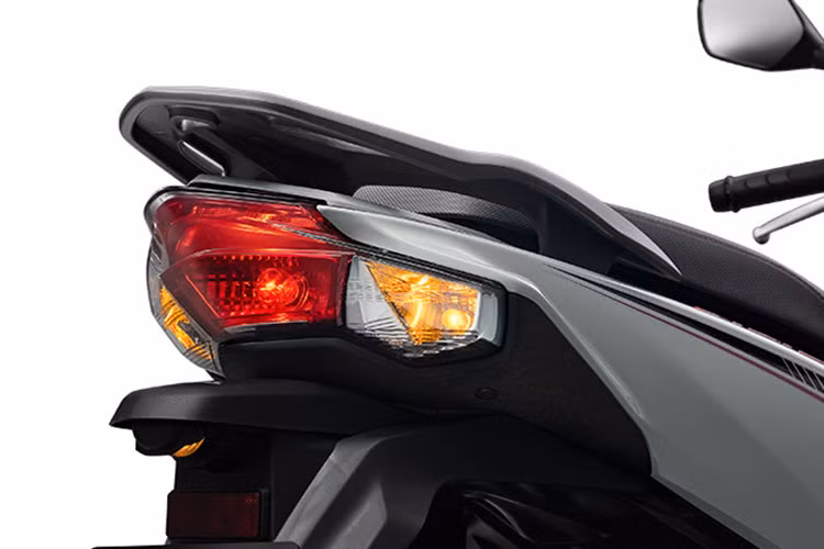 Honda Vision 2023 còn được trang bị những tính năng hiện đại như hệ thống khóa minh và cốp đựng đồ có dung tích 15,8 lít đủ rộng để chứa nhiều vật dụng cá nhân. Đáng chú ý, hộc đựng đồ phía trước có nắp đậy và tích hợp thêm cổng sạc USB, đây là điểm cộng lớn trong mắt nhiều bạn trẻ. 