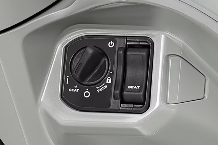 Về tổng thể thiết kế, Honda Vision 2023 vẫn mang vóc dáng nhỏ gọn và thanh lịch. Tuy nhiên, ở phiên bản mới này, xe được thừa hưởng nhiều nét đặc trưng của dòng xe SH, thể hiện qua những đường khối sắc nét, hơi hướng phóng khoáng và khỏe khoắn hơn.