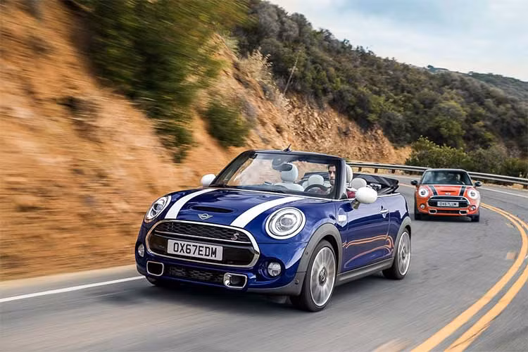 Các phiên bản MINI Cooper 2019 cũng sẽ sở hữu các gói cá nhân hóa MINI Yours Customised đặc biệt. Khách hàng có thể đặt các chi tiết như đèn chiếu sáng ở cửa, bậc lên xuống, tấm ốp hai bên thân xe hay bên trong nội thất. Những tùy chọn cá nhân hóa cho các chi tiết này là gần như vô hạn với các hoa văn, màu sắc, bề mặt, phông chữ...