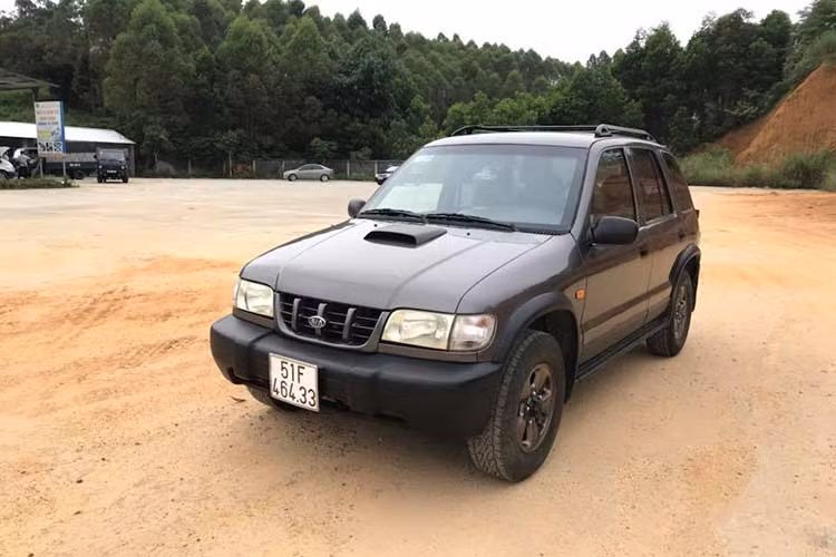 Chiếc xe Kia Sportage cũ này xuất hiện ở Việt Nam thuộc dạng hàng hiếm khi đa số các phiên bản Sportage phổ biến đều thuộc thế hệ thứ 3 trở đi. Với mức giá bán lại chỉ hơn 200 triệu đồng, đây được xem là "món hời" cho những người yêu dòng xe Kia, cũng như bộ môn off-road.
