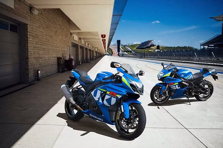 GSX-R750 và R700 cũng được mang bộ tem Suzuki Ecstar đẹp đẽ nhưng không đi kèm ống xả Yoshimura.
