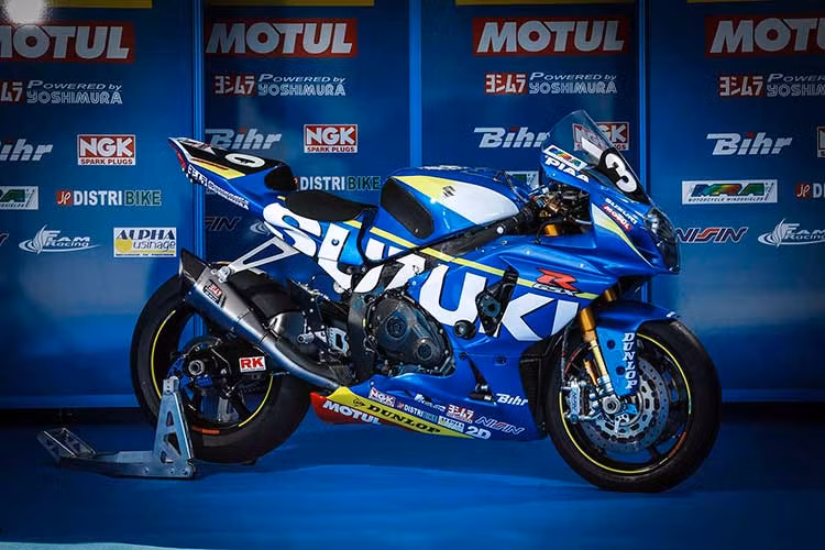  GSX-R1000, mẫu sport bike đầu bảng của Suzuki có thêm một thứ đặc biệt nữa bên cạnh bộ tem bắt mắt đó là ống xả Yoshimura.