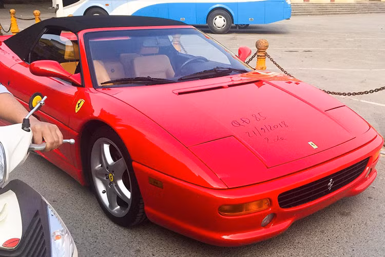 Sieu xe Ferrari F355 Spider nhap lau xuat hien o Sai Gon