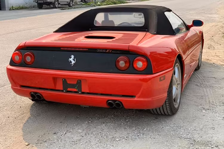 Dựa vào hình ảnh của chiếc siêu xe Ferrari F355 Spider hàng hiếm này có thể khẳng định đây là 1 trong 4 chiếc siêu xe nhập lậu vào cảng Hải Phòng từ cuối tháng 9/2018. Cụ thể hơn, vào ngày 27/9/2018, đội kiểm soát Hải quan (Cục Hải quan Hải Phòng) đã lập biên bản vi phạm và tạm giữ lô hàng gồm 2 xe Rolls-Royce, 1 siêu xe Ferrari F355 Spider và 1 chiếc Porsche 911 Turbo nhập khẩu trái quy định.