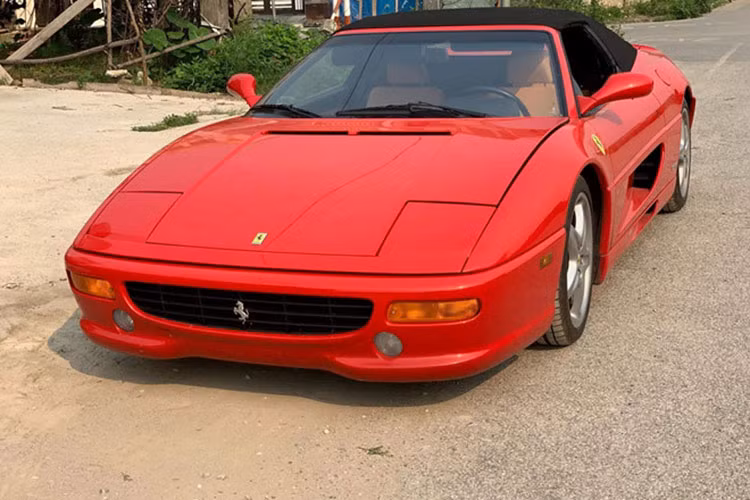 Chiếc nhập lậu về Việt Nam thuộc đời 1999 và được trang bị động cơ V8, dung tích 3.5 lít, sản sinh công suất tối đa 375 mã lực tại vòng tua máy 8.250 vòng/phút và mô-men xoắn cực đại 363 Nm tại vòng tua 6.000 vòng/phút và chỉ mất khoảng 4,7 giây là có thể tăng tốc từ vị trí xuất phát lên 100 km/h trước khi đạt vận tốc tối đa 295 km/h.
