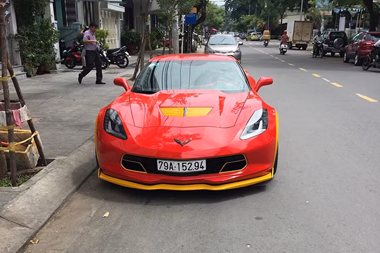 Làng xe Việt Nam không thiếu những chiếc siêu xe được chủ nhân khoác lên các màu áo cực kì nổi bật, đa số đều nhận được nhiều lời khen. Mới đây, hình ảnh chiếc siêu xe Chevrolet Corvette C7 Z06 mang biển Nha Trang xuất hiện trên mạng nhận được lời chê nhiều hơn khen.