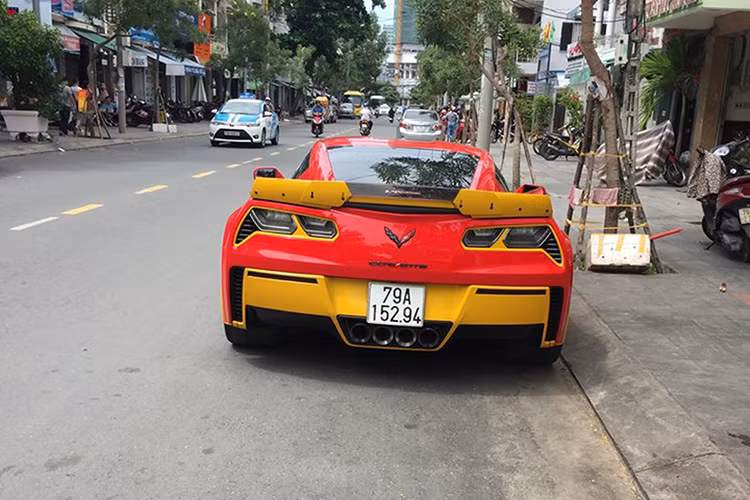 Nắp ca-pô của xe cũng được "trổ" thêm khe tản nhiệt cho động cơ. Corvette Z06 Stingray được trang bị bộ mâm đúc với thiết kế nhiều cánh, có bản rộng hơn các phiên bản thường kích thước mâm phía trước 19 và sau 20 inch. Mâm của chiếc xe mới được nhập về được mạ chrome nổi bật.