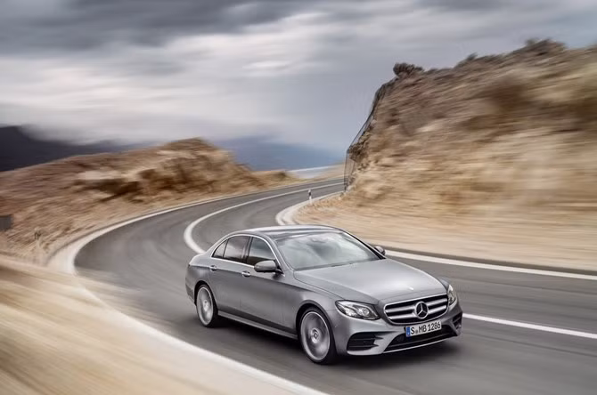 E Class 2016 bứt phá sở hữu gói tuỳ chọn hỗ trợ người lái Driver Assistance với các chức năng lái tự động và hỗ trợ khoảng cách trên xa lộ giúp chiếc xe tự động giữ khoảng cách an toàn với các phương tiện chạy trước dù ở vận tốc lên tới 210 km/giờ.