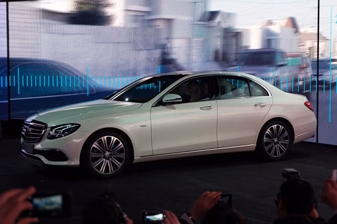 E 200d có động cơ diesel I4 2.0 lít cho công suất 195 mã lực và mô men xoắn cực đại 400 Nm, tăng tốc 0-100 km/giờ trong 5,9 giây, mức tiêu hao nhiên liệu mà nhà sản xuất công bố là 3,9 lít/100 km.