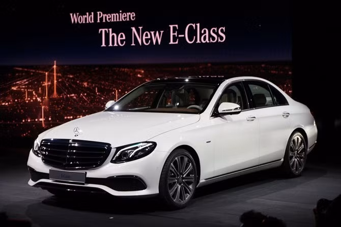 Thế hệ thứ 10 của mẫu sedan hạng sang cỡ trung Mercedes-Benz E-Class với hàng loạt thay đổi mạnh mẽ cả về thiết kế, tiện nghi lẫn công nghệ đã chính thức trình làng tại triển lãm ôtô Detroit, Mỹ vừa qua.