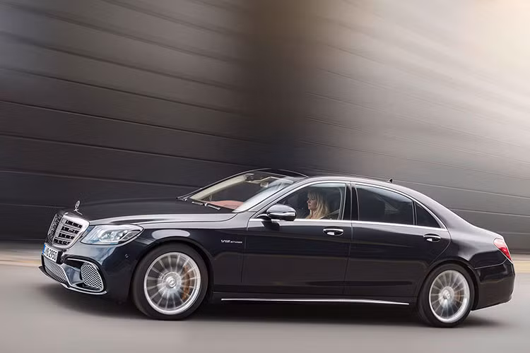 Phiên bản nâng cấp Mercedes-Benz S-Class 2018 sở hữu cụm đèn trước với công nghệ MULTIBEAM. 3 dải đèn chiếu sáng ban ngày thuôn dài và đổ dốc ra phía trước. Mỗi cụm đèn bao gồm 84 bóng đèn LED hiệu suất cao, tự động điều chỉnh thích ứng theo điều kiện giao thông và thời tiết.