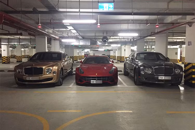Có thời điểm, siêu xe này sánh đôi cùng với chiếc Mercedes-Benz G55 hay bị kẹp giữa 2 chiếc Bentley Mulsanne Speed và bản tiêu chuẩn.