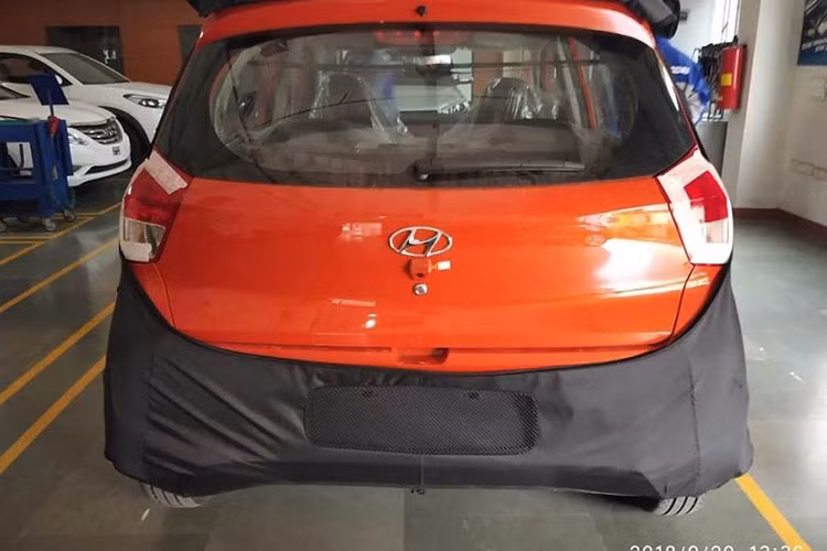Hyundai Santro 2019 vốn được phát triển dựa trên phiên bản nâng cấp của cơ sở gầm bệ dùng cho Grand i10 phiên bản hiện tại. Xe sở hữu chiều dài 3.610 mm, rộng 1.645 mm, cao 1.560 mm và chiều dài cơ sở chỉ 2.400 mm. So với thế hệ đầu tiên, Hyundai Santro 2019 có khoảng duỗi chân ở hàng ghế trước tăng thêm 62 mm và tăng 16 mm ở phía sau.