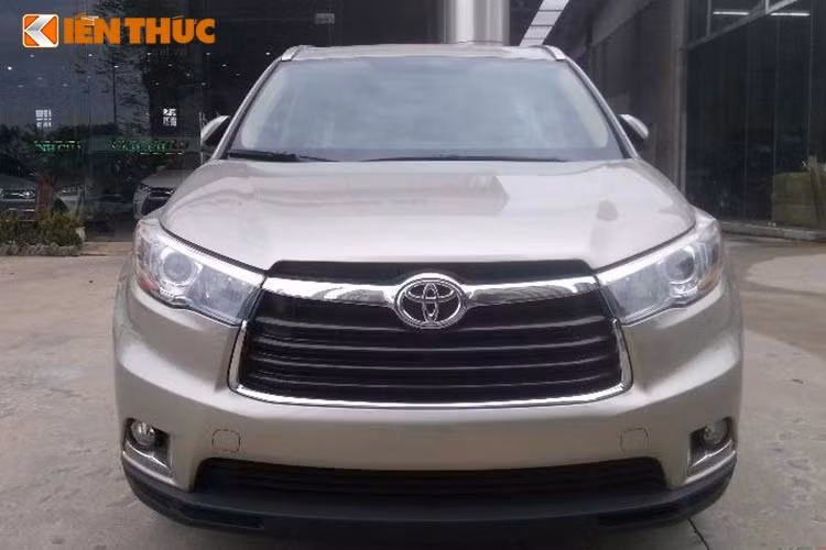 Kiểu dáng mới của dòng SUV này được đánh giá tích cực hơn so với những thế hệ trước. Phần đầu xe bắt mắt với lưới tản nhiệt hình thang. Cụm đèn pha thiết kế nhỏ nhắn và tạo tính liền mạch khi kết hợp cùng thanh mạ chrome trên lưới tản nhiệt.
