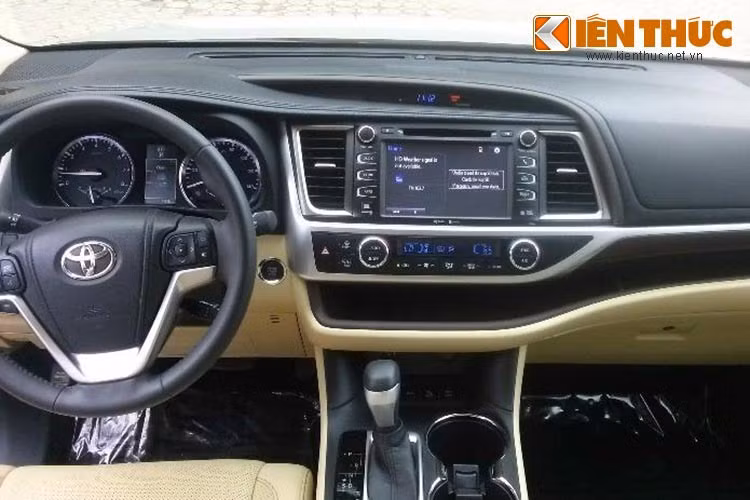  Xe sở hữu vô lăng bọc da 3 chấu, tích hợp nhiều nút bấm đa chức năng. Hệ thống thông tin giải trí của Highlander 2016 tích hợp nhiều kết nối với màn hình cảm ứng 8 inch, điều hoà tự động, hệ thống âm thanh cao cấp JBL 12 loa. 