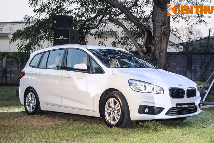 BMW 2 Series Gran Tourer 7 chỗ có kích thước dài x rộng x cao lần lượt là 4.556 mm x 1.800 mm x 1.647 mm, trọng lượng 2.065 kg với khoang hành lý rộng rãi có thể mở rộng từ 560 đến 805 lít và hàng ghế thứ 3 gập xuống dễ dàng giúp tăng không gian tối đa lên đến 1.820 lít.